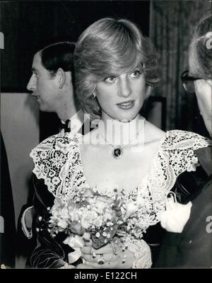 7. Juli 1983 - Dianas alte Partykleid: in diesem Winter die Prinzessin von Wales hat die Modewelt durch das Tragen der letztjährige Abendkleider auf öffentlichen Engagements schockiert. Das Foto zeigt die Prinzessin von Wales an A Gala Abend In Londons Royal Festival tragen dunkle Blau samt Abendkleid mit A Ausschnitt Tri Of Old Lace. Die Prinzessin trug zuerst dieses Kleid, das hat sie Abendessen mit Premierminister Margaret Downing Street letzten im Februar war sie vier Monate in dieser Zeit schwanger. Stockfoto