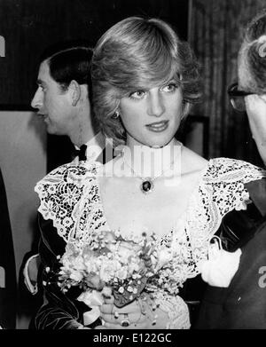 Prinzessin Diana in ihrem berühmten Samtkleid Stockfoto