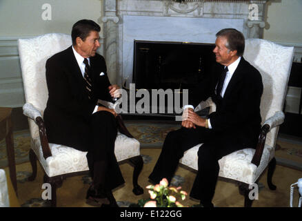 6. August 1983; Washington, DC, USA; Foto-Datei, Datum unbekannt. Vereinigten Staaten republikanischen Präsidenten RONALD REAGAN und ehemaligen demokratischen Präsidenten JIMMY CARTER reden Politik im ovalen Büro... (Bild Kredit: KEYSTONE Bilder USA/ZUMAPRESS.com) Stockfoto