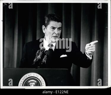 5. Mai 1982 - ist Reagan spricht, auf Salz Vertrag Präsident Ronald W. Reagan während seiner Primetime landesweit im Fernsehen übertragenen Pressekonferenz vom weißen Haus gezeigt, wie er eine Wiederbelebung, die Salt-II-Vertrag ausgeschlossen. Reagan schlug vor, dass die USA und die Sowjets einen Plan zur Verringerung von sowjetischen und amerikanischen Raketen von 7.500 bis 5.000 beginnen. Stockfoto