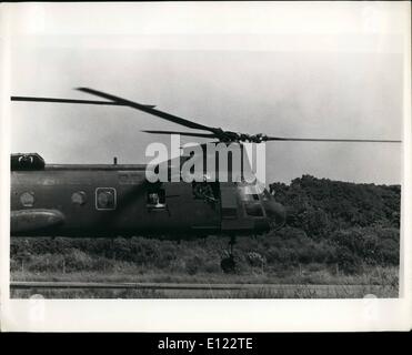 10. Oktober 1983 - Hubschrauber Grenada Navy Ch46 Last, die US-Marines an Grenville Landung Zone und Take off her USS Guam zurück. Abteilung der Verteidigung Foto von Consolidated News Bilder. Stockfoto