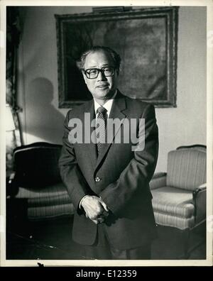 1. Januar 1984 - 9. Januar 1984, besucht chinesische Premierminister Zhao Ziyang New York City. Bestandteil der offiziellen Besuch in die Vereinigten Staaten Zhao Ziyang, Premier Staatsrat der Volksrepublik Kinn, war ein Zwischenstopp in New York City. Mr.Ziyang sah die Twin Towers, nahmen an eine Bootsfahrt von lower Manhattan und sprach mit Führer der chinesischen amerikanischen Gemeinschaft. Er führte auch Gespräche mit Ex-Präsident Richard Nixon und Ex-Außenminister Cyrus Vance in Hotel-Suite im Plaza Hotel. OPS Premier Zhao Ziyang abgebildet in seinem Hotelzimmer im Plaza Hotel in New York City. Stockfoto