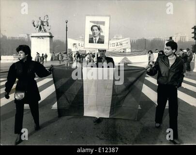 16. Februar 1984 - werden eine Demonstration heute in Paris zur Unterstützung der Libanon in der Charles de Gaulle Etoile Quadrat. Hier ist ein Blick auf den Beginn der Demonstration mit Porträts von Amin Gemayel, Präsident des Libanon. Stockfoto