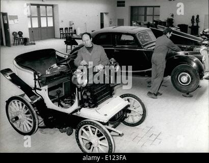 4. April 1984 - Spezialwerkstatt für Oldtimer Restauration im Auto Museum Mulhouse: ein spezieller Workshop für die Restaurierung von Oldtimern wurde eröffnet im Oldtimer-Museum in Mulhouse (Frankreich (vor kurzem. Durch eine komplette Ausrüstung, fehlende Teile können Reproducted in Übereinstimmung mit den ursprünglichen werden. Foto zeigt eine Ansicht der neuen speziellen Werkstatt. Stockfoto