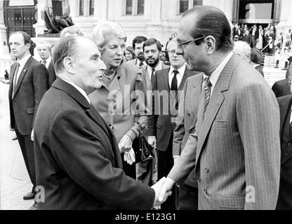 Bürgermeister von Paris JACQUES CHIRAC (rechts) Händeschütteln mit französischen Präsidenten FRANCOIS MITTERRAND Stockfoto