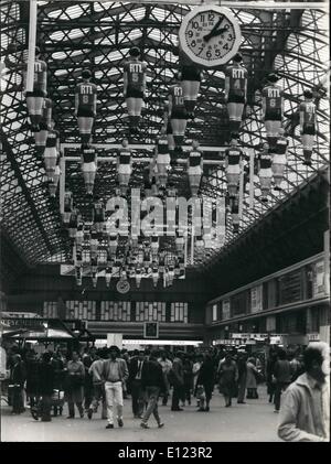 6. Juni 1984 - Foto zeigt im Gare De l ' est '' R Station'', Attrappen von der Decke, unter Angabe den europäischen Fußball-Cup hängen. Stockfoto