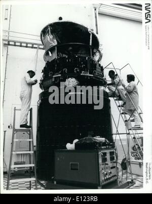 6. Juni 1984 - Kennedy Space Center, Florida - Hughes Aircraft Techniker und Qualitätssicherung persönliche führen arbeiten an der SBS Stockfoto