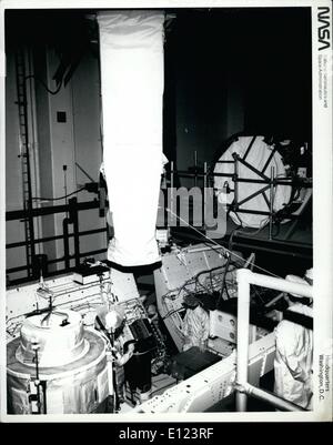 6. Juni 1984 - Kennedy Space Center, Florida,--Techniker installieren der letzten großen Experiment genannt die '' hart x-ray Imaging der Cluster von Galaxien und andere erweitert Röntgenquellen,'' auf Space Lab 2 Paletten in den Betrieb und die Kasse zu trainieren und markiert den ersten Flug des Iglu und Instrument Pointing System. Das Experiment besteht aus zwei identischen Röntgenteleskope speichert Bilder und Spektren von erweiterten Röntgenquellen, die verwendet werden, um die Quellen und Unterlassung Wirkmechanismen Stockfoto