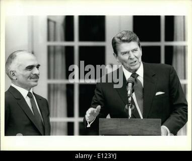 5. Mai 1985 - Konzern News Bilder Reagan zu Reportern spricht Washington Präsident Reagan spricht zu Reportern im Rosengarten des weißen Hauses nach einem Treffen mit König Hussein von Jordanien. Stockfoto