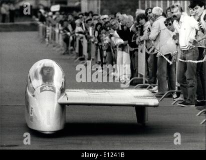 6. Juni 1985 - '' Tour De Sol"begann in der Schweiz: die erste Rallye für solar-Energie angetrieben Autos begann heute 25. Juni in Romanshorn/Schweiz, am Bodensee. 42 Autos, einige von ihnen professionell aufgebaut und gefördert, einige handgefertigt von privaten Hobby-Ingenieure nahmen die erste Runde führt nach Winterthur. Die Tour endet in Genf. Bild A: das Auto der Schweizer Roger Burri sieht mehr wie die Hälfte eines Flugzeugs. Bild B: jeder ist bereit für den Start. Bild C: Diese drei Piloten aussehen eher abenteuerlich in ihren Fahrzeugen Stockfoto