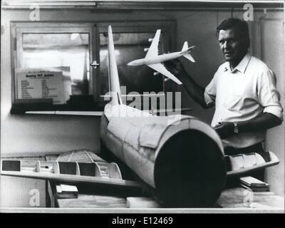 Sept. 09, 1984 - Fotoshows. Paul Roller ist ein Zimmermann. Er hat ein Hobby: den Bau von Flugzeugen. Hier zeigt abgebildet in seiner Werkstatt in Oberjettingen im Westen, Deutschland, er das Modell des Jumbo-Jets. Links sehen wir die Boeing 747 gebaut &gt; werden wir 3,50 Meter lang mit 4 Motoren, genau wie ein großer, und es wird fliegen! Stockfoto