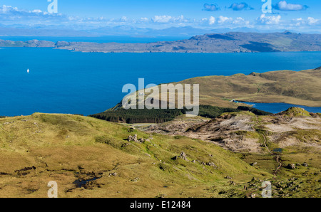 WANDERER AUF DEM WEG NACH UNTEN VON DER STORR ISLE OF SKYE MIT LOCH LEATHAN UND RAASAY IM BLICK Stockfoto