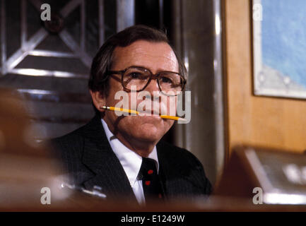 5. August 1985; Washington, DC, USA; (FOTO) (DATUM UNBEKANNT) Vereinigte Staaten Senator HOWARD BAKER (R -TN) ängstlich beißen einen Bleistift... (Bild Kredit: KEYSTONE Bilder USA/ZUMAPRESS.com) Stockfoto