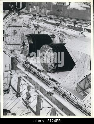11. November 1984 - zurückgegeben Satelliten: Kennedy Space Center, Florida... 11/18/1984...Technicians am Kennedy Space Center bereiten die Palapa (links) und Westar Satelliten abgerufen von Discovery Astronauten während der Mission 51A abzuladen. Während der 8 Tage im Orbit wurden zwei Satelliten eingesetzt und zwei abgerufen wurden. Stockfoto