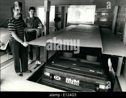 8. August 1990 - geben Your Car Lift was zählt mit zwei Autos, aber nur eine Garage zu tun? Willy weiter (links) und sein Sohn Sylvain (rechts) von St. Imier (Schweiz) haben die Lösung für das berüchtigte Parkplatzproblem viele Autobesitzer gefunden. Eine zweistöckiges-System, die einfach ausgehebelt werden kann nach oben oder nach unten bietet den nötigen Raum sogar in einer kleinen Garage. '' Bigarage'' nennt das Duo seine geniale Erfindung. Stockfoto