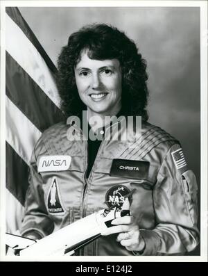 11. November 1985 - Kennedy space Center, Florida... Sharon Christa Mcauliffe, ein Social Studies Lehrer bei Concord High School, Concord, New Hampshire, war der erste Lehrer, das Space Shuttle Raum ins Ausland gehen, sein von der NASA ausgewählt. Sie ist Finalist in der NASA-Lehrer im Raumfahrtprojekt, das im August 1984 von Präsident Reagan verkündet wurde. Ihr Flug ist für Januar 1986 geplant. Stockfoto