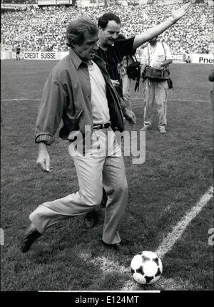 5. Mai 1986 - Start-Kick von Belmondo: der französische Schauspieler Jean-Paul Belmondo kickt den Ball für den Start der Schweizer Cupfinal der Entscheidung-Spiel zwischen Sion (Wallis) und Genf. Sion gewann die Partei in Bern 19.05.86 mit 3:1. Stockfoto