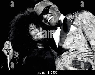 18. Juli 1991 starb im Alter von 73 umgeben von Familie in Beverly Hills, Kalifornien am 10. Juni 2004 - Montreal, Kanada - Grammy gewinnen Sänger Ray Charles Robinson. Die Musik-Legende gewann insgesamt 12 Grammys und Fans seit den späten 1950er Jahren geblendet hatte. Charles überwand eine schwierige Kindheit in Armut, 7 Jahre alt und ein Waisenkind um 15 Uhr, der außergewöhnliche Musiker der Welt in den unterschiedlichsten musikalischen Genres werden geblendet. Bild: Jazz-Legende RAY CHARLES schmiegt sich Sänger CHAKA KHAN nach ihrem Auftritt beim Montreux Jazz Festival 1991. Stockfoto