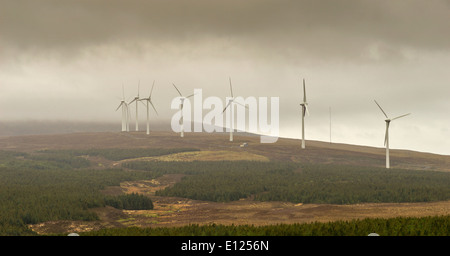 Windenergieanlagen auf einem NEBLIGEN HILL AUF DER INSEL SKYE SCHOTTLAND Stockfoto