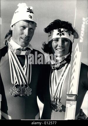 2. Februar 1987 - Crans-Montana: Nur zu zweit... Foto zeigt die beiden Doppel:-Weltmeister Crans-Montana: Maria Walliser und Pirmin Zurbriggen (l) mit ihren Medaillen der Schweiz. Stockfoto