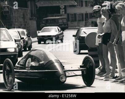 7. Juli 1987 - Parade der solar-Handys: Vorteil aus dem sonnigen Wetter einer der ungewöhnlich aussehende solar betriebene Fahrzeuge in der "Tour de Sol'' macht seinen Weg durch den konventionellen Verkehr auf dem Weg hierher am 2. Tag der Veranstaltung. Die 400 km in sechs Tagen zeigt der Veranstaltung solar und elektrisch angetriebene Autos. Stockfoto