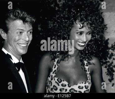 Sept. 09, 1991 - David Bowie mit Iman: die britische Rock-Star David Bowie zeigte sich in Paris mit seiner Freundin, das berühmte Modell '' Iman'' während der Präsentation des Films "Anima Mundi'' gesponsert von Paolo Bulgari. Stockfoto