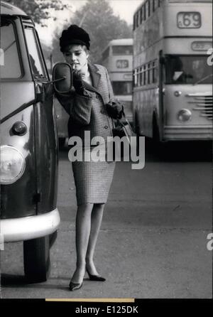 11. November 1996 - gefährliche Make-up... Eine gefährliche Make-up macht dieses junge Mädchen am Berliner Kurfürstendamm. Nicht alle Passagiere und die rollenden Busse kann ihn stoppen, will sie zu Recht für eine Lounge über den Kurfürstendamm. Stockfoto