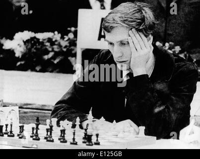 16. Juli 2004; Buenos Aires, Argentinien; (Foto-Datei 15.06.1972) Ehemaliger Schachweltmeister BOBBY FISCHER von den Vereinigten Staaten, in Japan verhaftet und wollte in seinem Heimatland seit 1992 für das Brechen eines internationalen Embargos für das ehemalige Jugoslawien gilt als einer der brillantesten Köpfe der Sport aller Zeiten. 1972 in Helsinki das amerikanische Genie brach 24 Jahre der sowjetischen Dominanz durch Sieg über Boris Spassky, und holte eine Weltmeisterschaft. Im Bild: Internationale Großmeister und Herausforderer des Spiels, BOBBY FISCHER. (Bild Kredit: KEYSTONE Bilder USA/ZUMAPRESS.com) Stockfoto