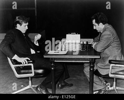 16. Juli 2004; Buenos Aires, Argentinien; (Foto-Datei 30.09.1971) Ehemaliger Schachweltmeister BOBBY FISCHER von den Vereinigten Staaten, in Japan verhaftet und wollte in seinem Heimatland seit 1992 für das Brechen eines internationalen Embargos für das ehemalige Jugoslawien gilt als einer der brillantesten Köpfe der Sport aller Zeiten. 1972 in Helsinki das amerikanische Genie brach 24 Jahre der sowjetischen Dominanz durch Sieg über Boris Spassky, und holte eine Weltmeisterschaft Stockfoto