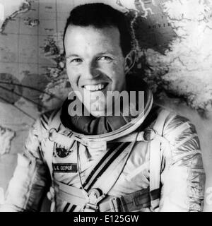 4. Oktober 2004; Cape Canaveral, FL, USA; (Foto-Datei: 07/26/1065) Leroy Gordon Cooper, Jr.,) Astronaut original Mercury 7 starb 10. Oktober 2004 in seinem Haus in Ventura, Kalifornien. Er war 77 Jahre alt. Cooper pilotiert die sechste und letzter Flug des Mercury-Programms und später befahl Gemini V. abgebildet: amerikanischer Astronaut LT. COLONEL GORDON COOPER, werden in den Gemini V-Raumschiff, die für acht Tage in der Umlaufbahn werden. LT. COOPER hat bereits 22 Bahnen auf eigene Faust getan... (Bild Kredit: KEYSTONE Bilder USA/ZUMAPRESS.com) Stockfoto