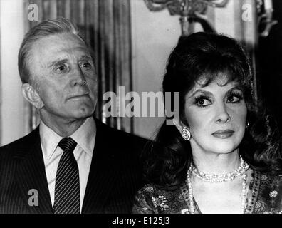 4. Januar 2005; Paris, Frankreich; (Datei Foto. Unbekanntes Datum) amerikanischen Schauspielers KIRK DOUGLAS und italienische Schauspielerin GINA LOLLOBRIGIDA bei einem Empfang durch französische Minister für Kultur Jack Lang in Paris... (Bild Kredit: KEYSTONE Bilder USA/ZUMAPRESS.com) Stockfoto