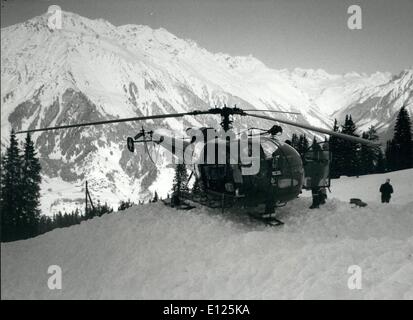 3. März 1988 - Klosters/Schweiz: Royal Ski-Tragödie: ein Rettungshubschrauber steht in der Nähe der Stelle, wo Prinz Charles Freund Hugh Lindsay am 10. März in einer Lawine getötet wurde. Stockfoto
