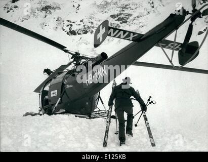3. März 1988 - Klosters / Schweiz: königliche Ski Tragödie. Ein Rettungshubschrauber steht in der Nähe der Stelle, wo Prinz Charles Freund Hugh Lindsay am 10. März in einer Lawine getötet wurde. Stockfoto