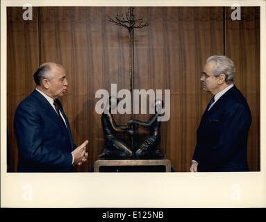 12. Dezember 1988 - Präsident der Sowjetunion besucht UN Hauptquartier.: Vereinte Nationen, New York, 7. Dezember 1988. Mikhail Gorbachev, Generalsekretär des ZK der KPdSU und Präsidenten des Präsidiums der UdSSR Sowjet, UN-Hauptquartier heute an die Generalversammlung zu besuchen und Treffen mit Generalsekretär Javier Perez de Cuellar. Präsident Gorbachev (links), daneben ein Geschenk, welches er Generalsekretär Javier, Perez de Cuellar während seines Besuchs in UN-Hauptquartier heute Morgen. Stockfoto