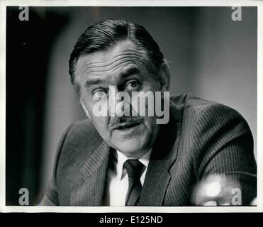 12. Dezember 1988 - United Nations in New York City: südafrikanische Foreign Minister Roelof (Pik) Frederik Botha hielt eine Pressekonferenz heute Nachmittag nach der Unterzeichnung der namibischen Friedensabkommen heute Morgen. Foto zeigt Herr Botha während der Pressekonferenz. Stockfoto