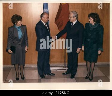 12. Dezember 1988 - Präsident der Sowjetunion besucht UN Hauptquartier.: Michail Gorbatschow Generalsekretär der KPdSU-ZK und Präsident des Präsidiums der UdSSR Sowjet, besuchte heute UN-Hauptquartier, Adresse der Generalversammlung und Treffen mit Generalsekretär Javier Perez de Cuellar. Stehen von links nach rechts: Gorbatschow zu erhöhen; Mikhail Gorbrachev, Generalsekretär der KPdSU ZK und Präsident des Präsidiums der UdSSR; Generalsekretär Javier Perez de Cuellar; und Marcels Perez de Cuellar. Stockfoto