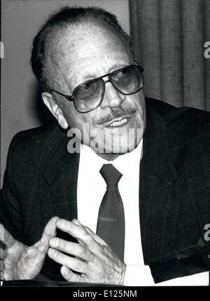 12. Dezember 1988 - Hauptsitz Generalversammlung der Vereinten Nationen in Genf Yohanan Bein israelischen ständiger Vertreter bei den Vereinten Nationen Yohanan Bein zu sehen, während einer Pressekonferenz bei den Vereinten Nationen europäischen 13. Dezember. Bein befasst sich mit der Generalversammlung nach PLO-Führer Yasser Arafat und sagte, es gab nichts, was er positiv betrachten konnte. Stockfoto