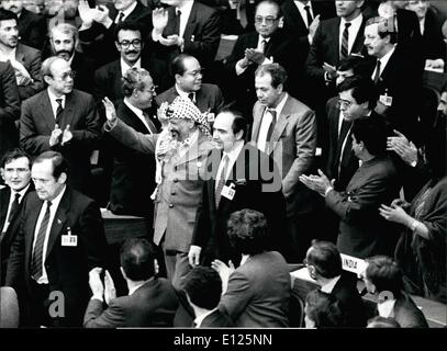 12. Dezember 1988 - Yasser Arafat an der Generalversammlung der Vereinten Nationen in Genf: Nachdem die Vereinigten Staaten Yasser Asafat, Vorsitzender der PLO verweigert, Versammlung bei den Vereinten Nationen war zog von New York nach Genf (Schweiz). Das Foto zeigt Arafat als er eintrat, in der Versammlung seiner Ansprache gehalten. Stockfoto