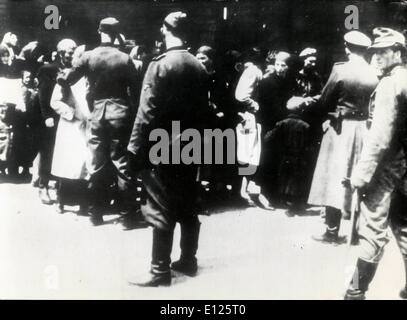 24. Januar 2005; Auschwitz, Polen; (Datei Foto. Unbekanntes Datum) eine Gruppe von Gefangenen kommen in das Konzentrationslager Auschwitz in Polen... (Bild Kredit: KEYSTONE Bilder USA/ZUMAPRESS.com) Stockfoto