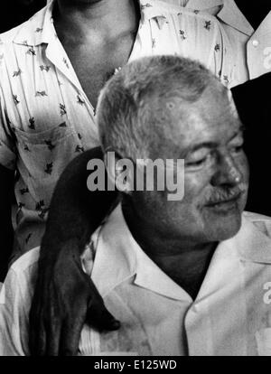 22. April 2005; Havanna, Kuba; (Datei Foto. Unbekanntes Datum) US-amerikanischer Schriftsteller und Schriftsteller ERNEST HEMINGWAY umgeben von Freunden und Fans in Havanna, Kuba, wo er seit über 20 Jahren seines Lebens lebte... (Bild Kredit: KEYSTONE Bilder USA/ZUMAPRESS.com) Stockfoto