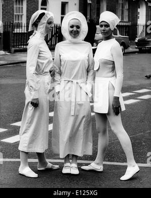 29. März 2006; London, England, Vereinigtes Königreich; (Foto-Datei: 25. Oktober 1970) Modelle zeigen revolutionäres Design für neue Uniformen für Krankenschwestern von PIERRE CARDIN in der Pressevorschau von der Pflege-Ausstellung in London. Cardin, entwickelt diese Uniformen mit einem neuen Einsatz von Farben und Design, Bewegung, Freiheit und Hygiene zu maximieren. (Bild Kredit: KEYSTONE Bilder USA/ZUMAPRESS.com) Stockfoto