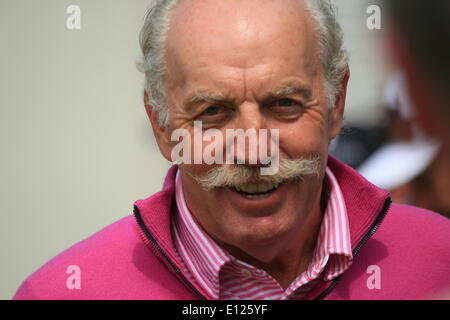 Wentworth, Surrey, UK. 21. Mai 2014. Prominente begleiten Sie die Stars der PGA European Golf Tour auf die Grüns von Wentworth für den jährlichen Schaufenster BMW PGA Championship pro-am. irische Unternehmer Dermot Desmond Credit: Motofoto/Alamy Live News Stockfoto