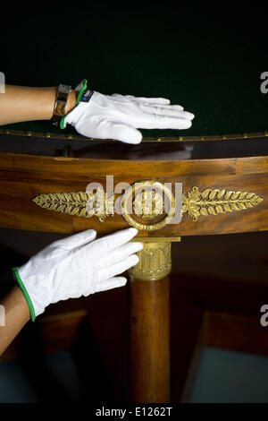 Doberlug-Kirchhain, Deutschland. 21. Mai 2014. Ein Restaurator überprüft, dass die Tabelle von Chateau de Valencay in Frankreich im Doberlug Palace in Doberlug-Kirchhain, Deutschland, 21. Mai 2014 eingerichtet ist. Mundpropaganda ist es, die die Schlussakte des Wiener Kongresses wurde auf dem Tisch vor 200 Jahren unterzeichnet. Die Tabelle ist auf Darlehen an die ersten Brandenburg Landesausstellung von 07 Juni bis 2. November 2014 läuft. Foto: ARNO BURGI/Dpa/Alamy Live-Nachrichten Stockfoto