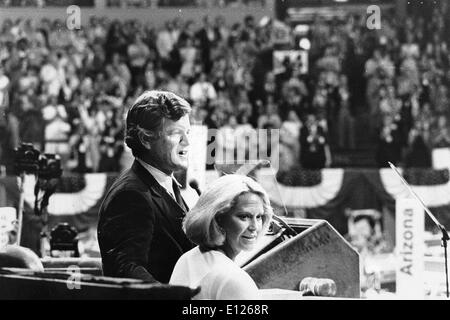 27. Dezember 2006; Boston, MA, USA; TED KENNEDY und Frau JOAN Campaiging für Senate.The Kennedy-Familie ist eine prominente irisch-amerikanischen Stockfoto