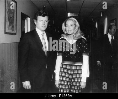 27. Dezember 2006; Boston, MA, USA; TED KENNEDY mit Frau JOAN. Die Kennedy-Familie ist eine prominente irisch-amerikanischen Familie in der amerikanischen Politik und Regierung Abstieg aus der Ehe von Joseph und ROSE FITZGERALD KENNEDY. Die überwiegend demokratische Familie ist bekannt für seine US-Stil politischen Liberalismus. Die bekanntesten Kennedy ist der verstorbene Präsident der Vereinigten Staaten John F. Kennedy. Die Kennedys werden oft mit den Familien Adams, Bush und Taft als einer der einflussreichsten amerikanischen politischen Familien verglichen. Stockfoto