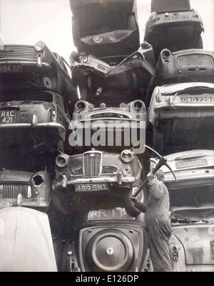 19. November 2007 - London, England, UK - Stacks von ausrangierten Autos Mai 1970) Stockfoto