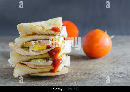 Club Sandwich mit frischem Gemüse auf Holztisch Stockfoto