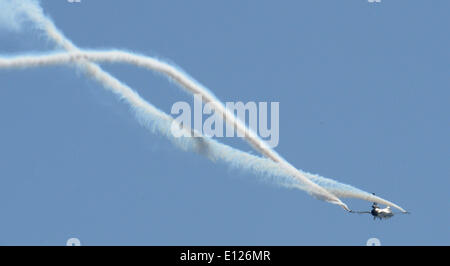 Selchow, Deutschland. 21. Mai 2014. Eine türkische Luftwaffe Lockheed Martin F-16 führt auf der ILA Berlin Air Show 2014 in Selchow, Deutschland, 21. Mai 2014. Die Luft-und Raumfahrt- sowie Industrie-Ausstellung findet statt im südlichen Bereich des Flughafen Berlin-Schönefeld vom 20. bis 25. Mai 2014. Foto: BERND SETTNIK/DPA/Alamy Live-Nachrichten Stockfoto