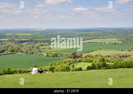 Dollar - Chiltern Hills - Coombe Hügel - paar entspannen - genießen weiten Blick über Aylesbury Ebene - Sonnenlicht - blauen Frühlingshimmel Stockfoto