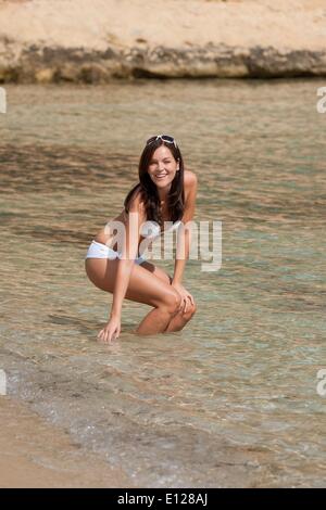 Sep 21, 2009 - 21. September 2009 - junge Frau im Bikini im Meer an sonnigen Tag Stockfoto